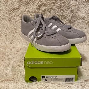 Gently worn Adidas neo, courtset